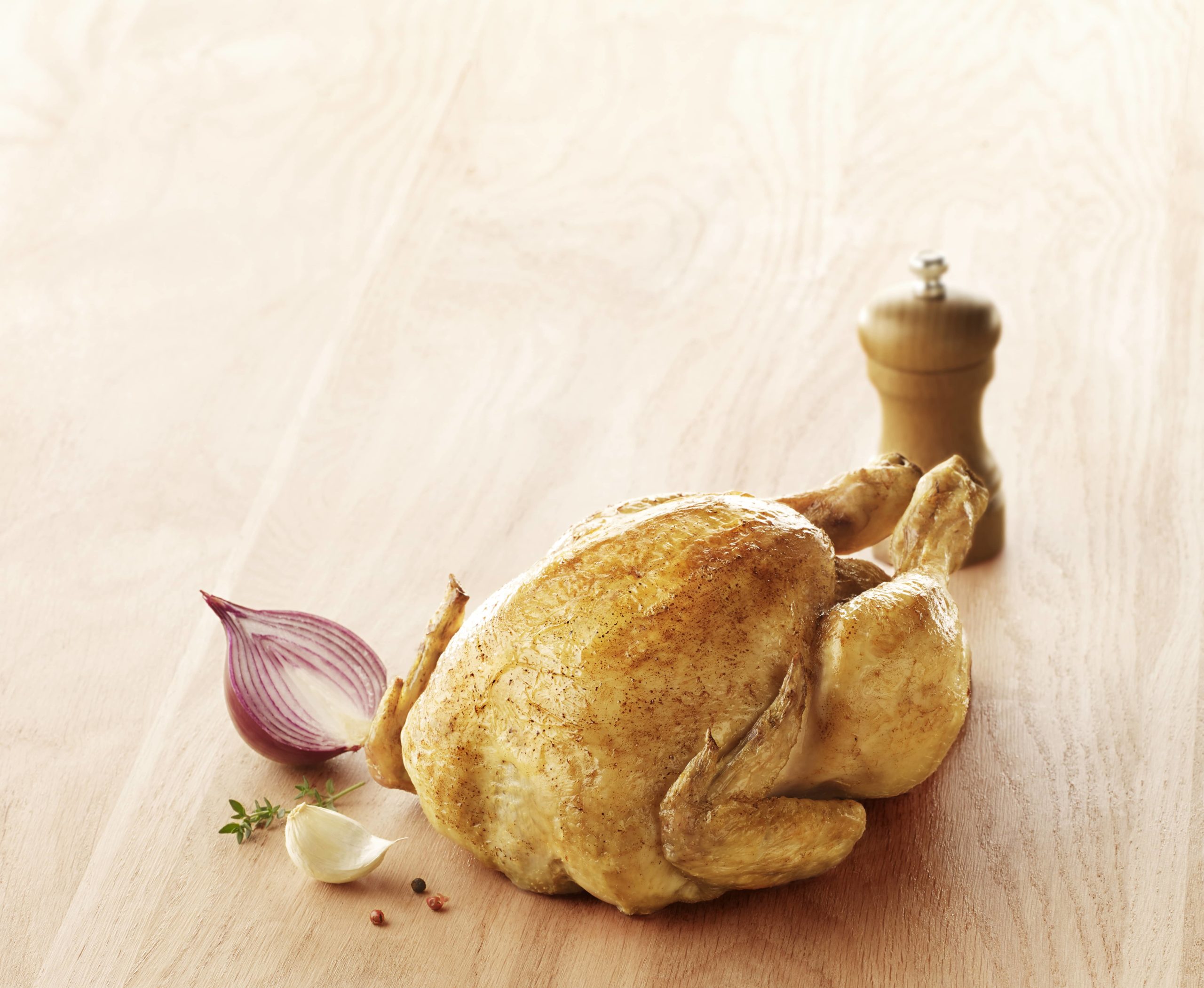 Visuel poulet entier cuit sur planche en bois