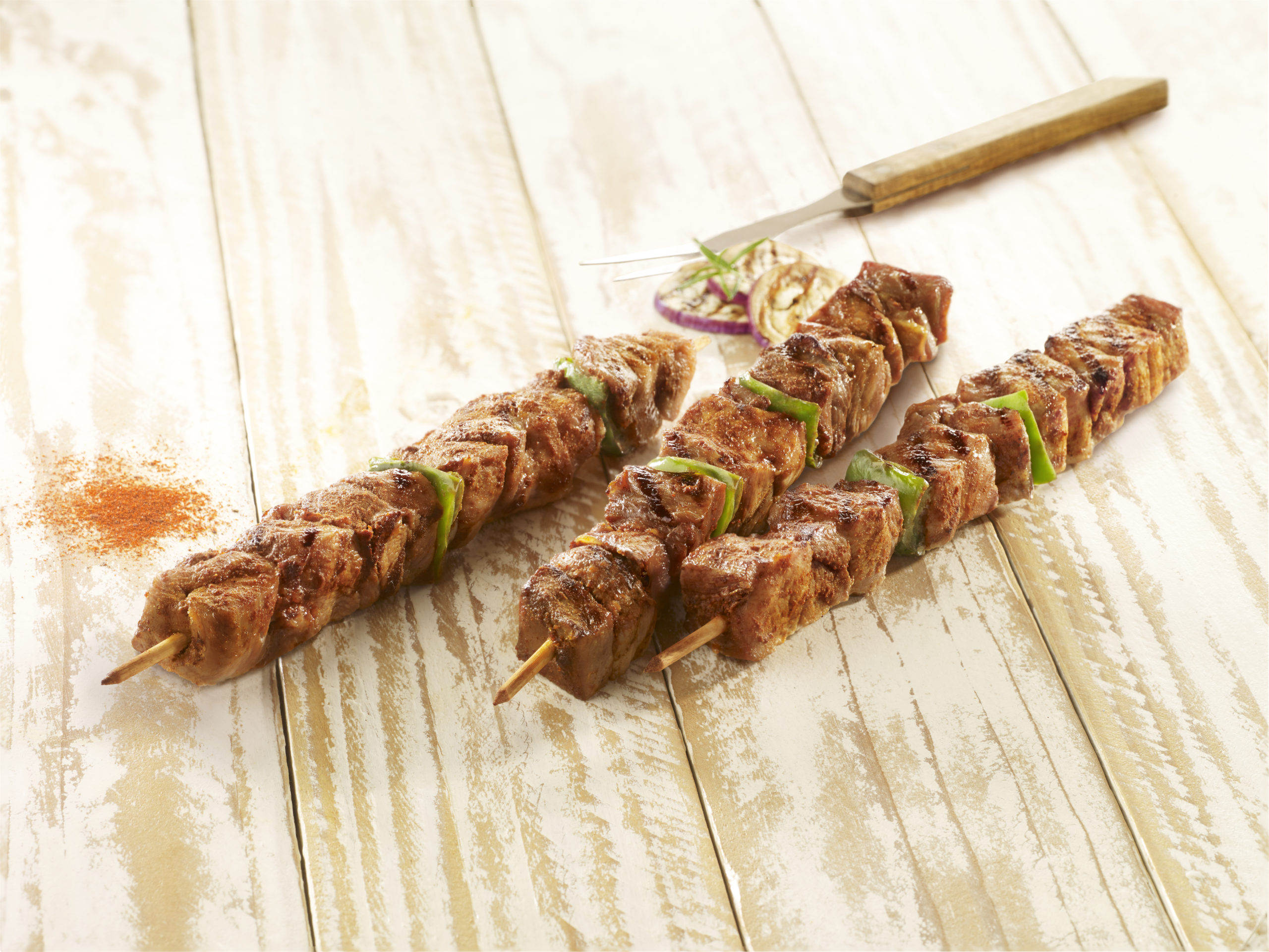 Visuel brochettes de dinde halal grillées au barbecue x3 sur planche en bois