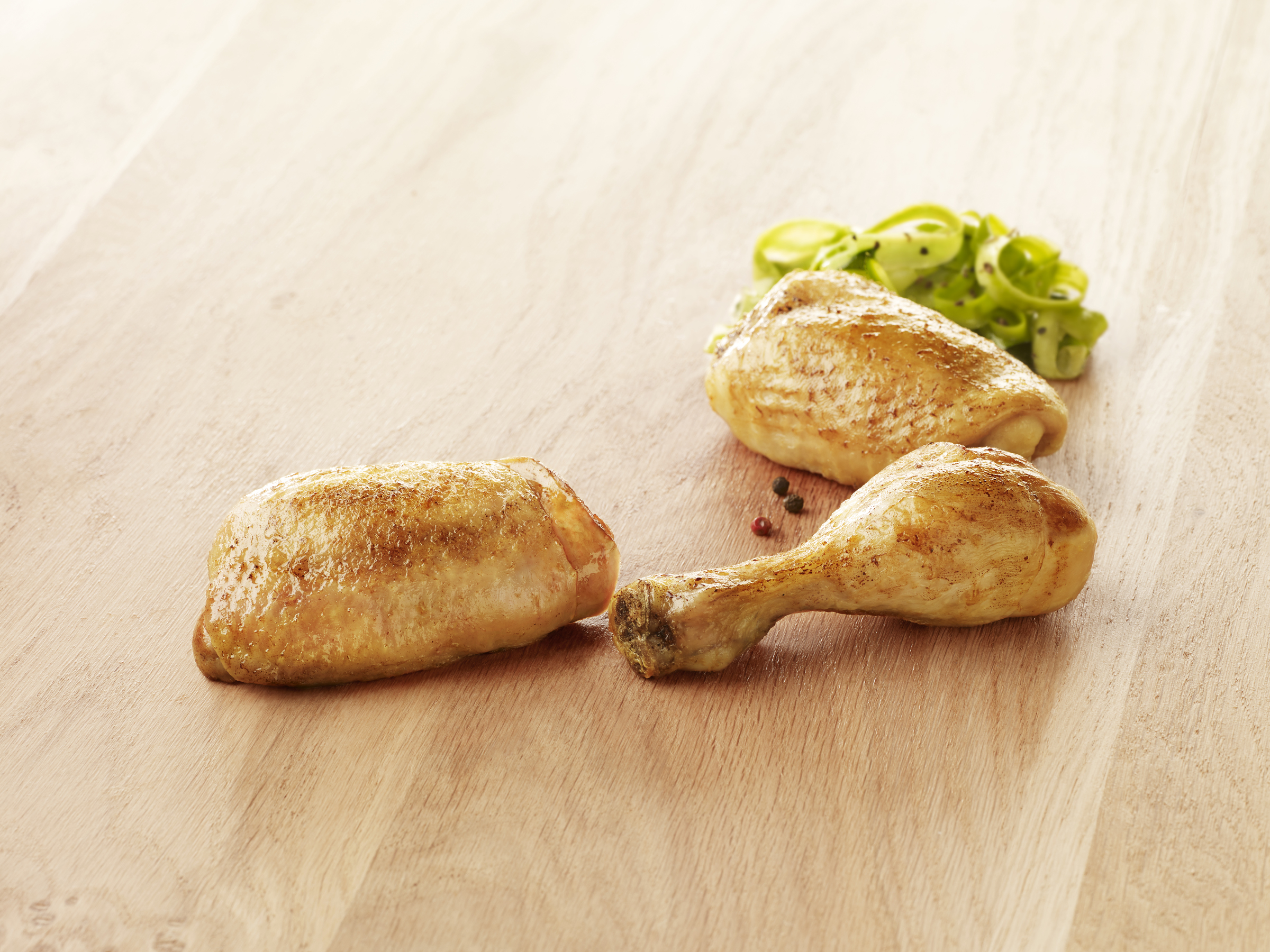 Visuel morceaux choisis de poulet halal sur planche en bois