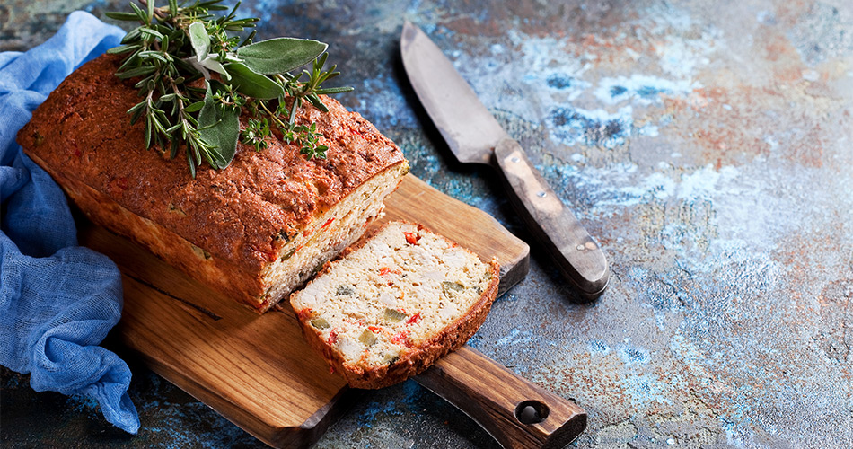 Recette cake lardon halal et origine France sur planche en bois avec couteau - Réghalal