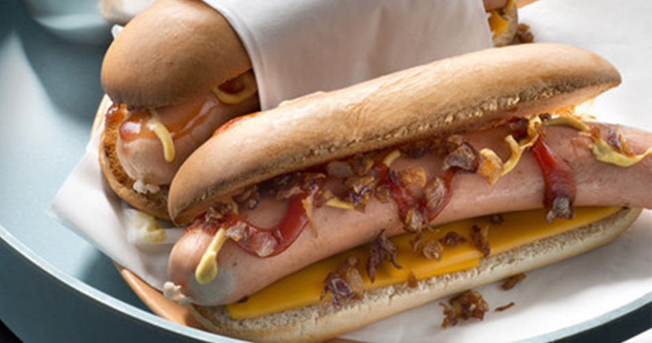 Recette hot dog avec saucisse knacks cheddar sur assiette blanche - Réghalal