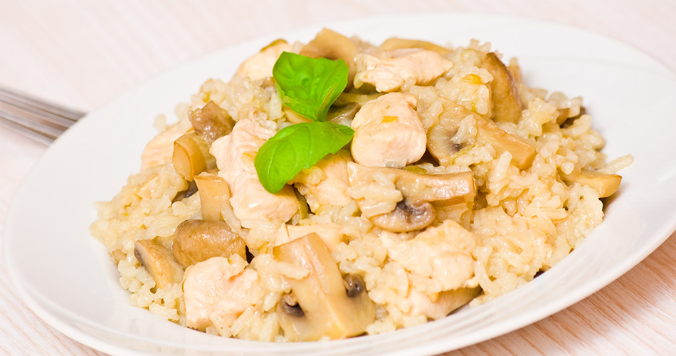 Recette risotto de volaille halal et origine france avec riz et champignons dans assiette blanche - Réghalal